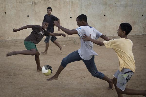探索足球运动在塑造社会价值观和推动社会进步中的作用